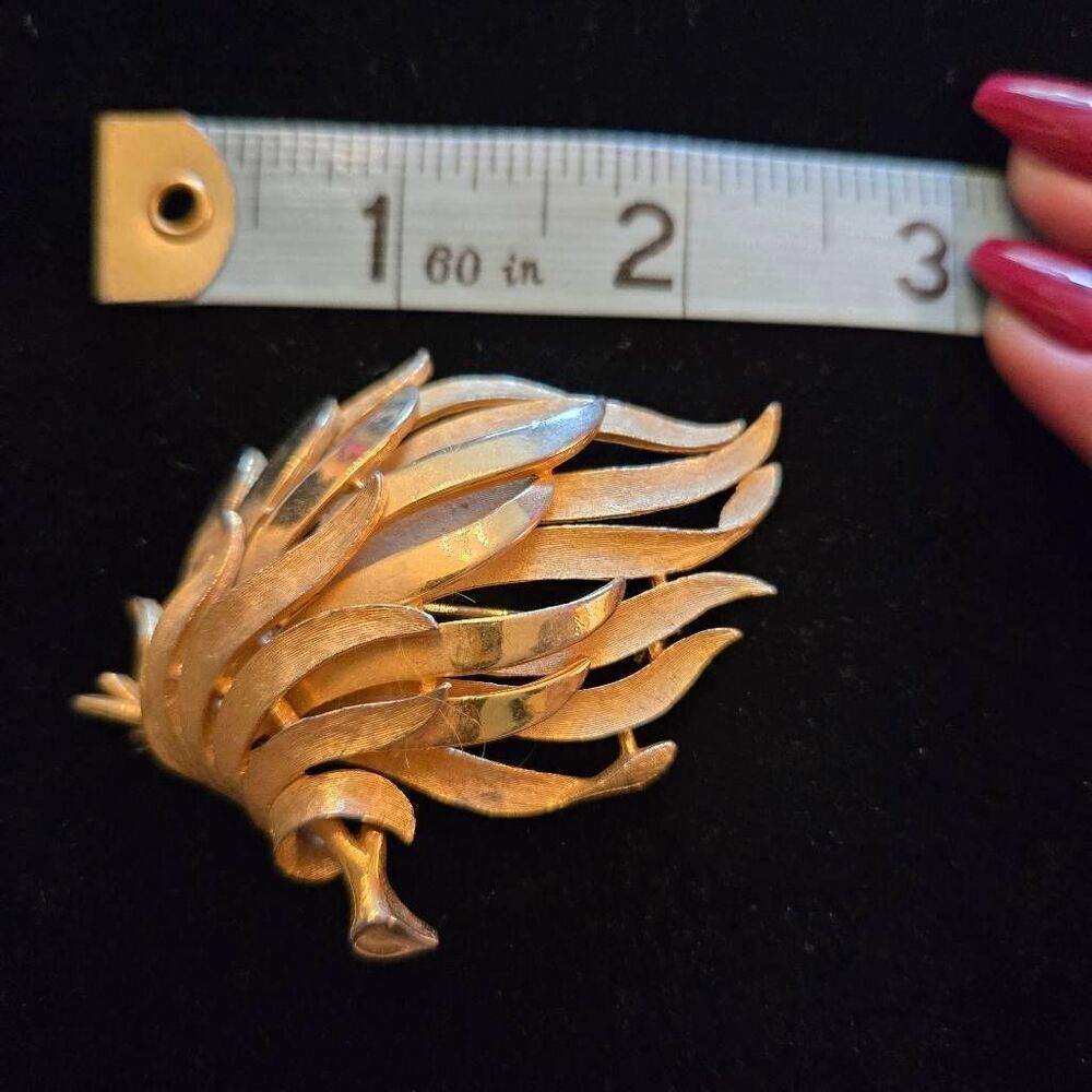 Vintage JJ Gold Tone Brooch Pin - Picture 3 of 6